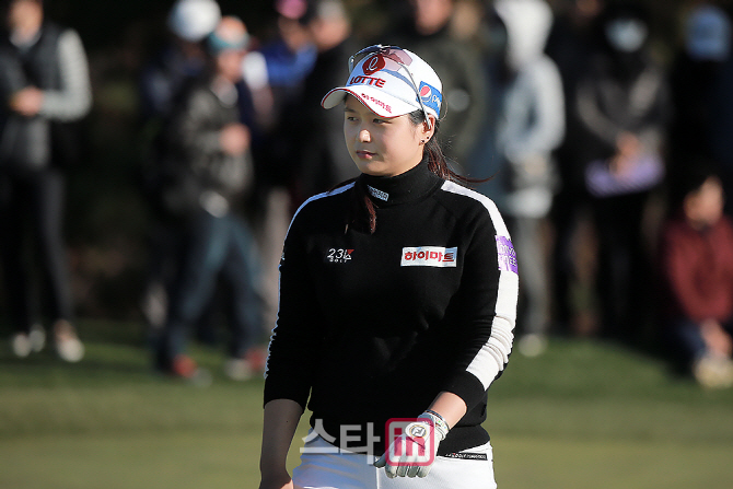 [포토] 최혜진 '핀까지 와 거리를 확인해요'