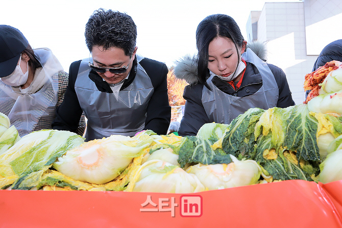 [포토] 최동진대표-김현수 '정성스럽게 김장담그기'