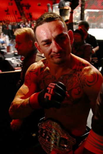 '유효타만 236개' 할로웨이, 오르테가에 4R TKO승...UFC 13연승
