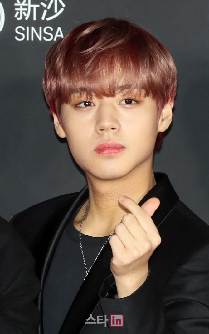 [포토]박지훈 '만화 찢고 나와 하트 보내는중'