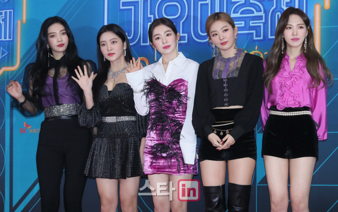 [포토]레드벨벳 '레드카펫 위 레드벨벳'