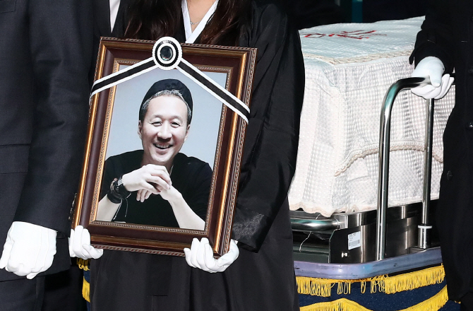 [포토] 빈소 떠나는 전태관의 영정