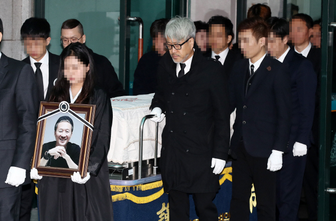 [포토] 빈소 떠나는 전태관