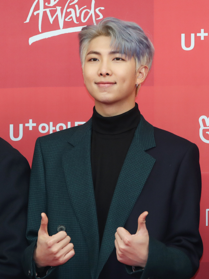 방탄소년단 RM, 앙증맞은 보조개 미소