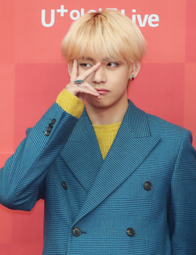 방탄소년단 뷔, 금발 왕자님의 심쿵 브이