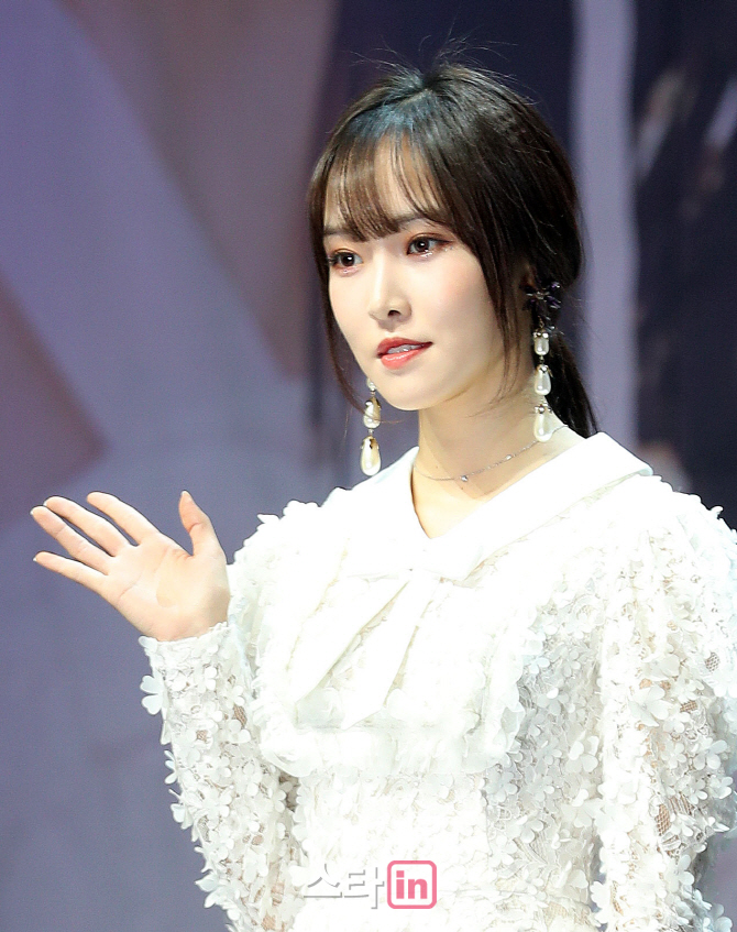 [포토]여자친구 유주, '시크한 인사'