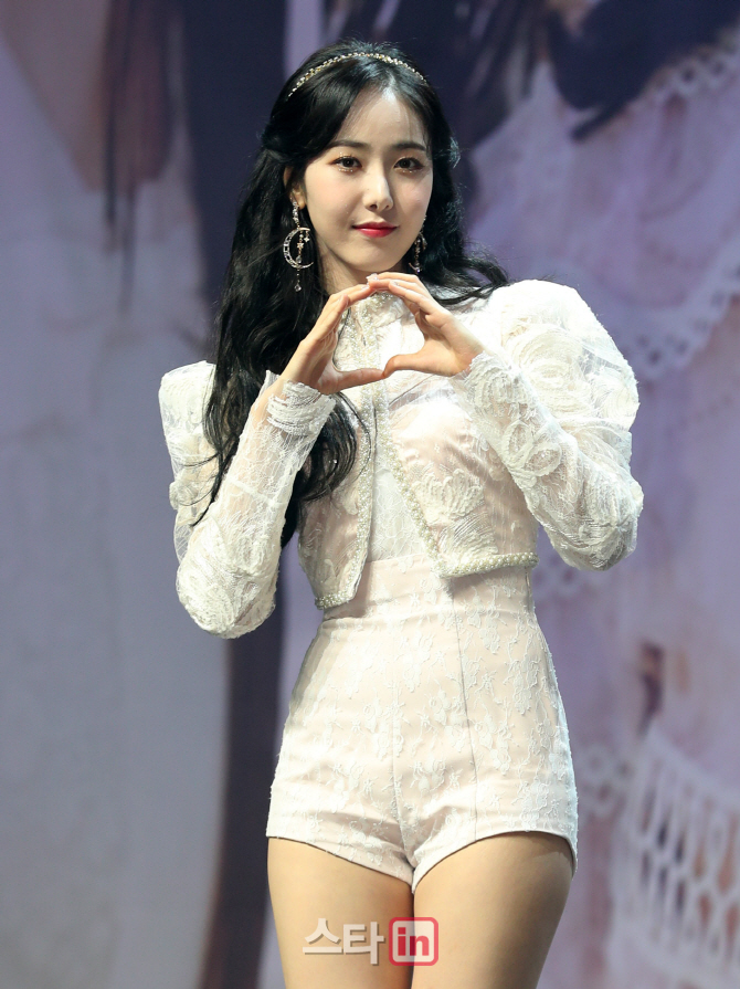 [포토]여자친구 신비, '섹시한 하트'