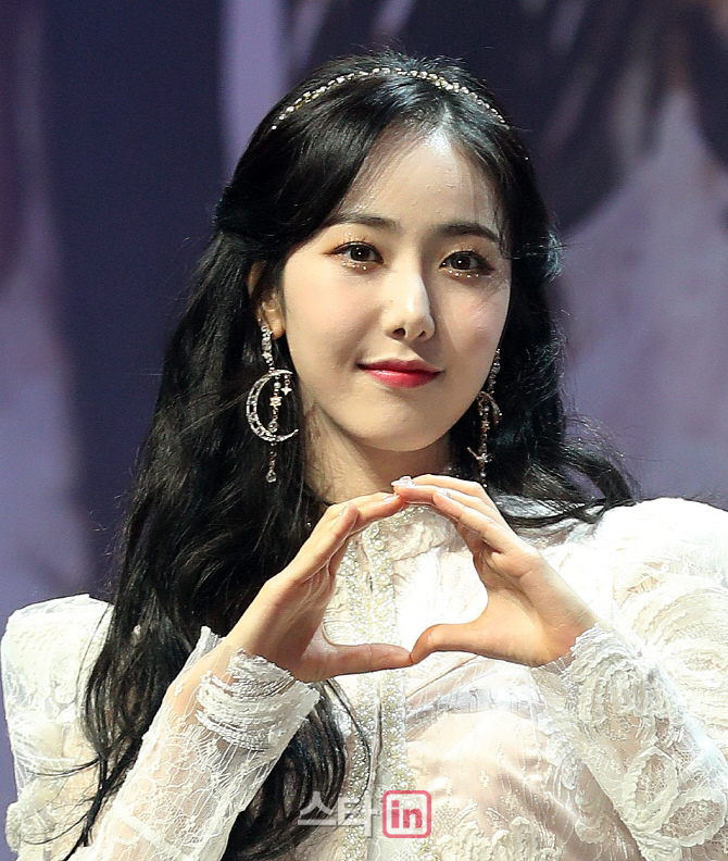 [포토]여자친구 신비, '심쿵 하트'