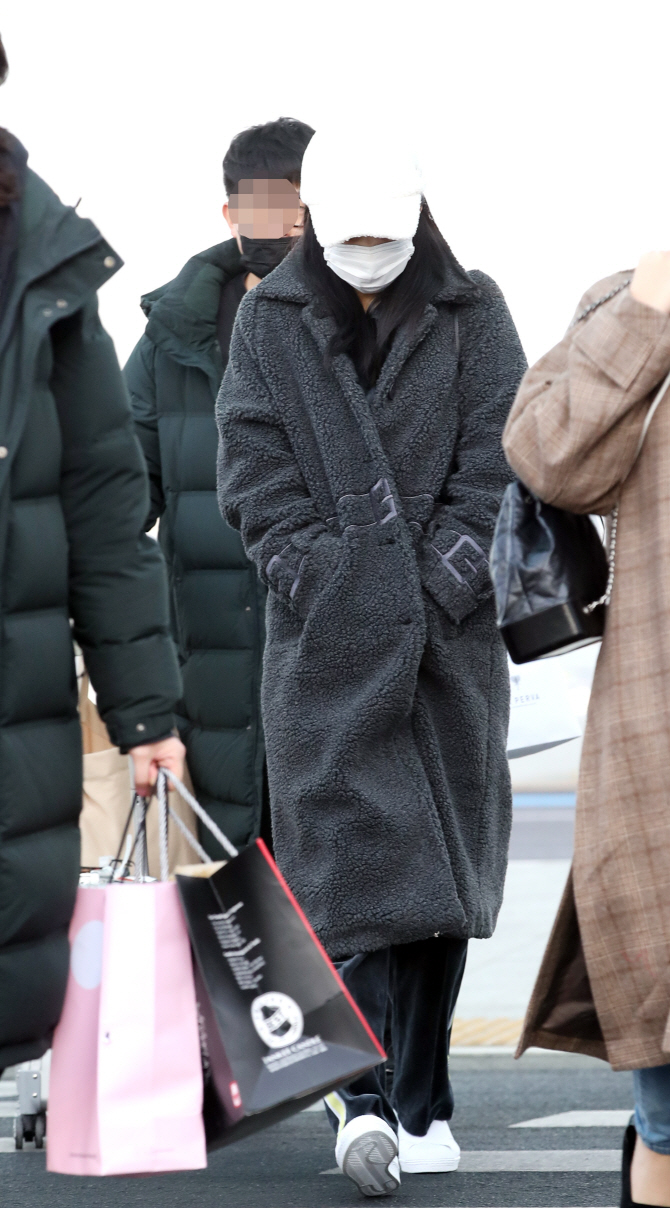 레드벨벳 조이, 모자와 마스크로 '민낯' 사수