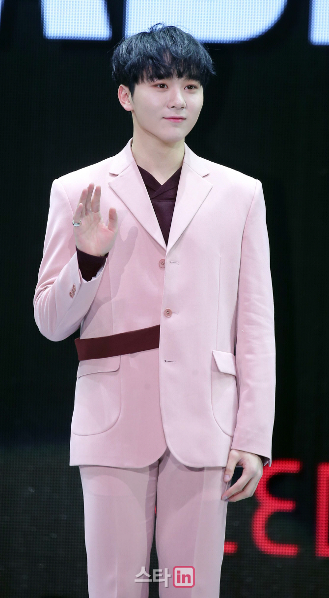 [포토]승관 '예능대세의 손인사'
