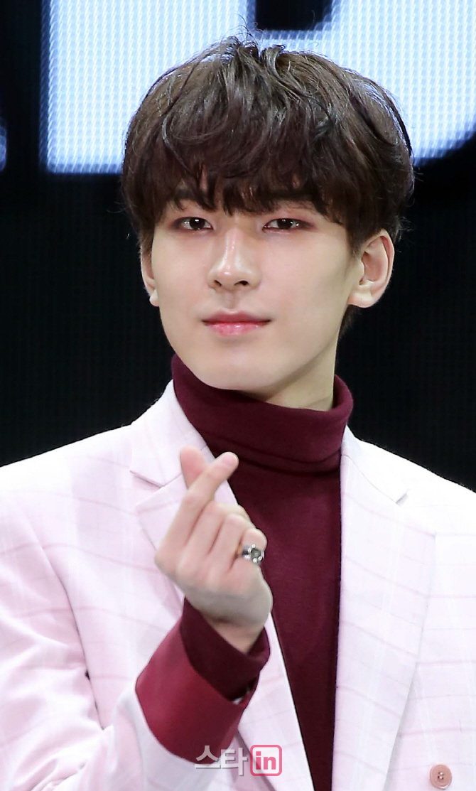 [포토]원우 '캐럿에게'