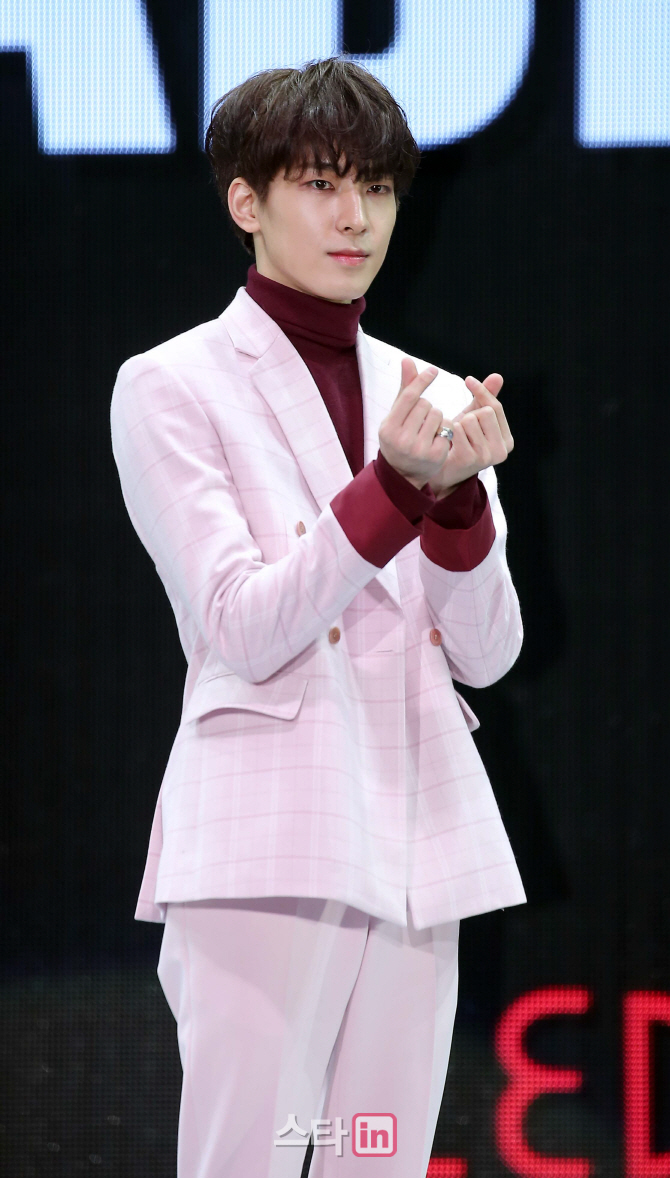 [포토]원우 '달달한 하트'