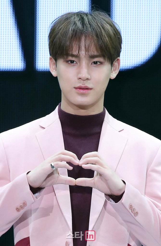 [포토]민규 '사랑가득담아'