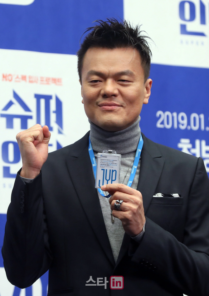[포토]박진영 '이 사원증을 목에 걸 사람 누구인가'