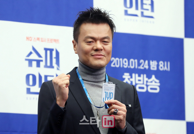 [포토]박진영 '이 사원증을 목에 걸 사람은'