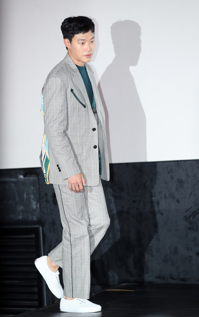 류준열, 산뜻한 봄맞이 패션