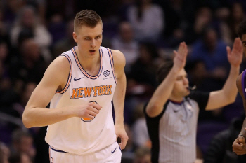 NBA 뉴욕-댈러스 초대형 트레이드...포르징기스, 댈러스행