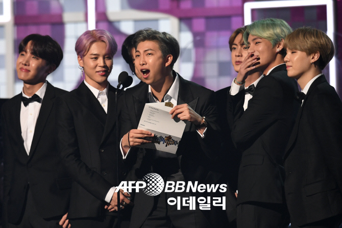 [포토] 방탄소년단, 2019 그래미 어워드 '베스트 알앤비' 시상