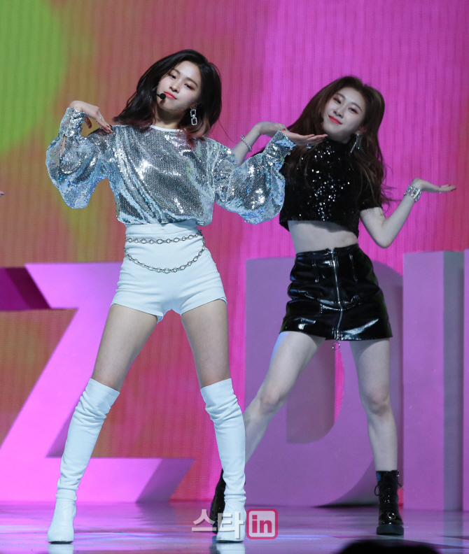 [포토]걸그룹 ITZY 류진-채령, '호흡이 척척'