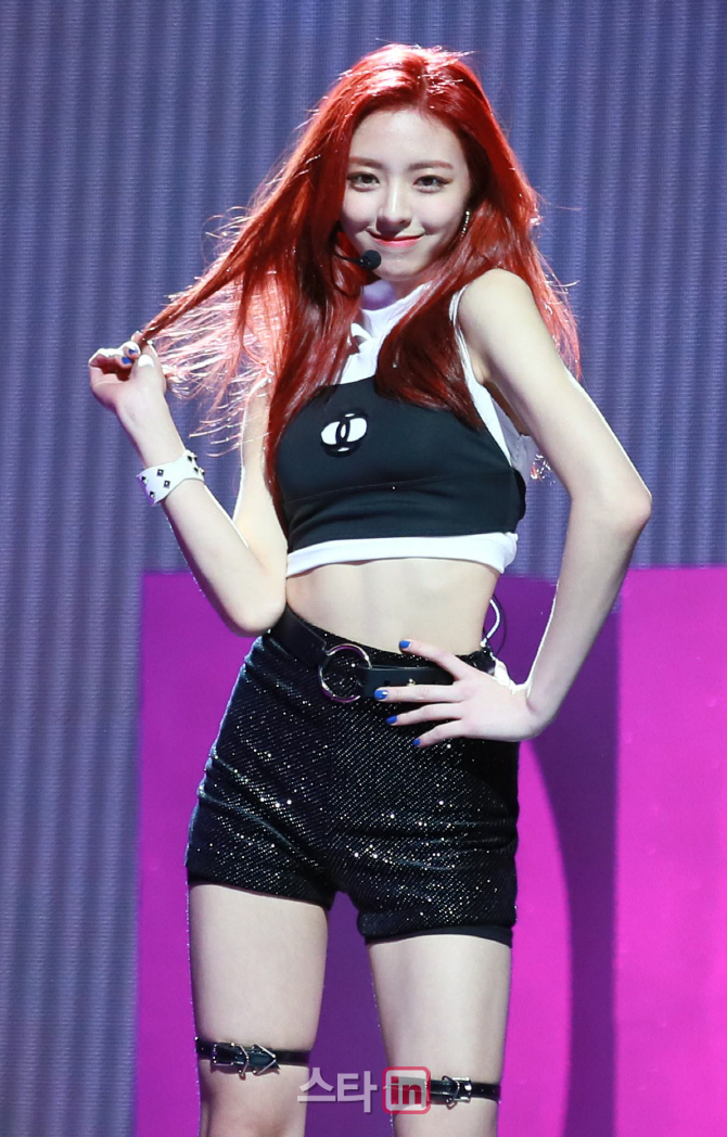 [포토]ITZY 유나, '귀엽죠?'