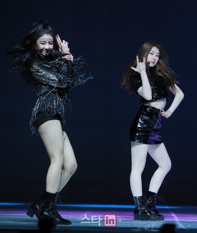 [포토]ITZY 리아-채령, '느낌있죠/'