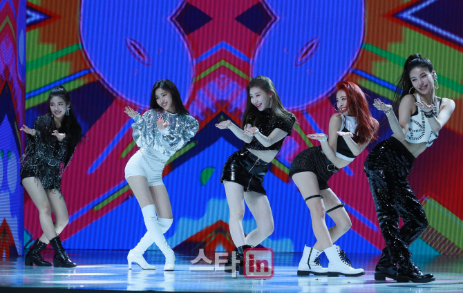 [포토]ITZY 데뷔 쇼케이스, '춤도 노래도 자신있어요'
