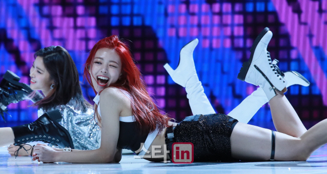 [포토]ITZY 유나, '오늘 기분 좋아요'