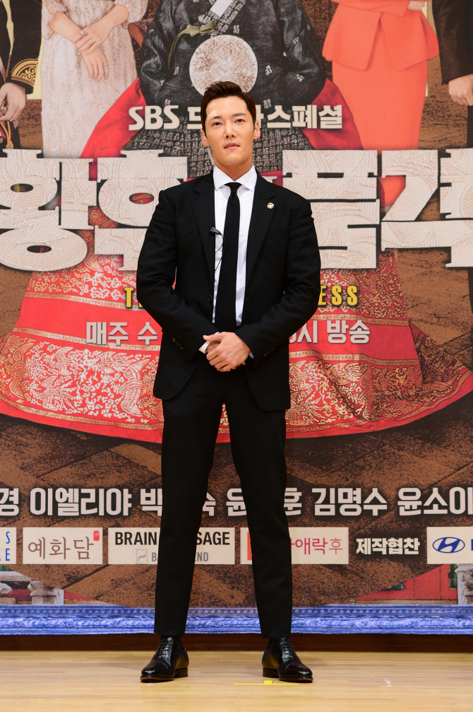 [단독]최진혁, ‘황후의 품격’ 연장 불참…“해외 일정 때문”