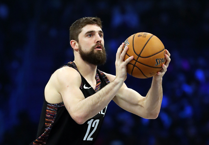해리스, 커리 꺾고 NBA 올스타 3점슛 콘테스트 우승