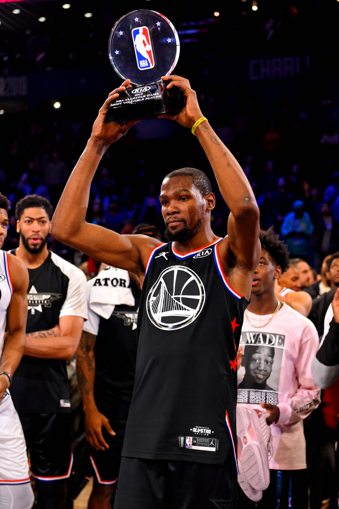 팀 르브론, 2년 연속 NBA 올스타전 역전승...듀랜트 MVP