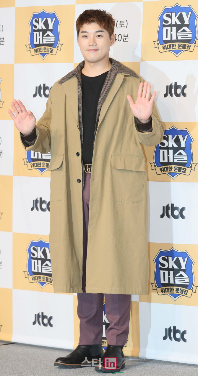 [포토]권혁수 '훈훈한 손인사'