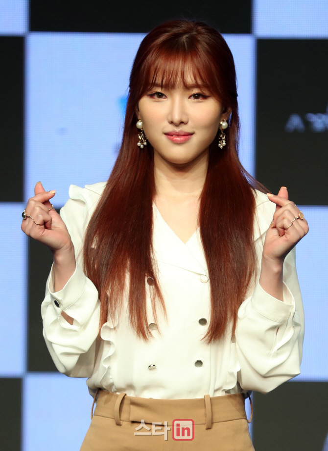 [포토]'가을로 가는 기차' 이아영, '많이 사랑해주세요!'