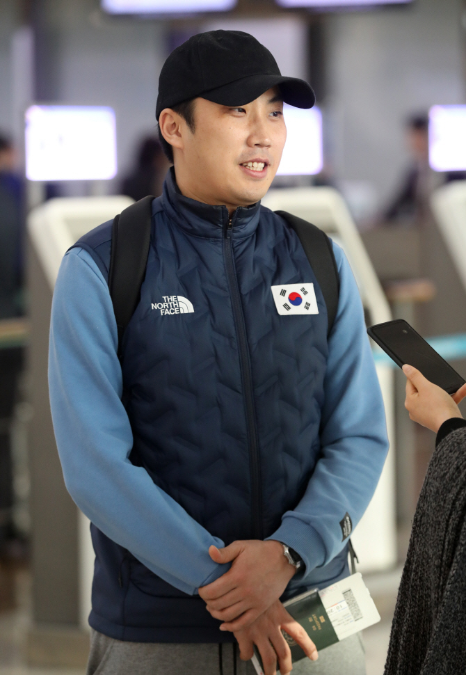 취재진 질문 답하는 송경택 쇼트트랙 감독