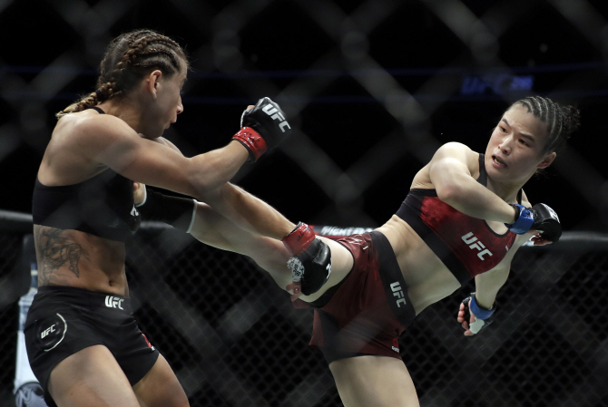 [포토] 'UFC 235' 테시아 토레스 가슴에 꽂힌 장 웨일리의 킥