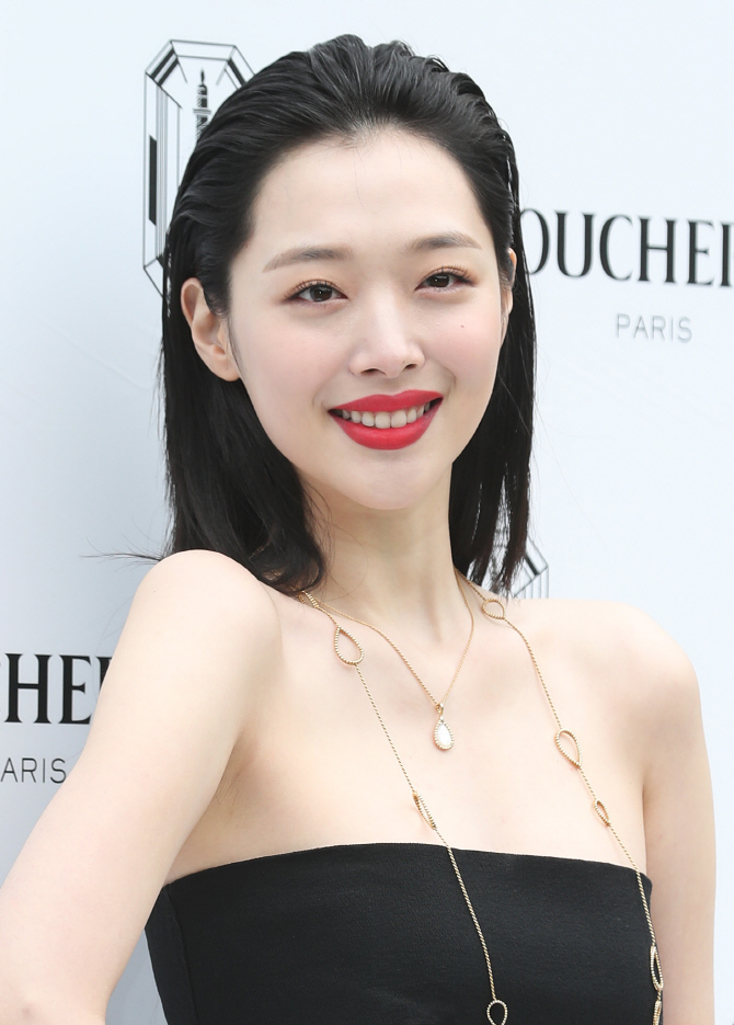 설리, 가냘픈 어깨라인