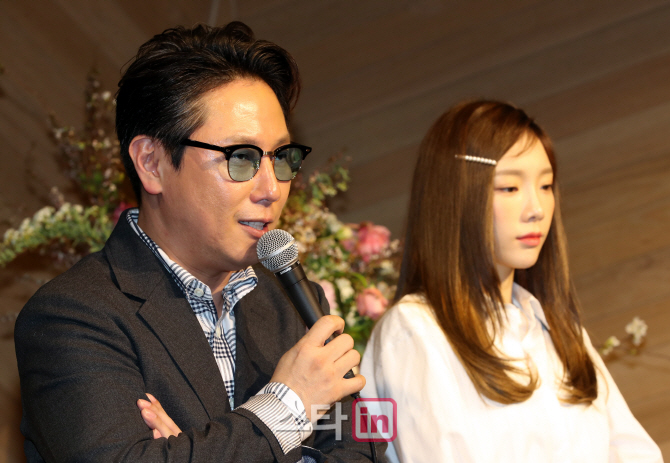 [포토]나란히 앉은 윤종신-소녀시대 태연