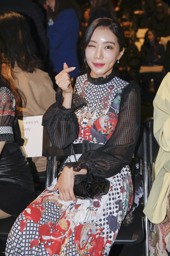 [포토]패션위크 찾은 권은진 '윙크+손 하트'