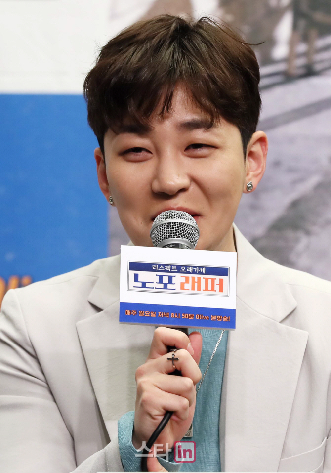 [포토]인사말하는 딘딘