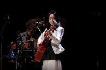 양하영, 소극장서 '가슴 뭉클한 콘서트'