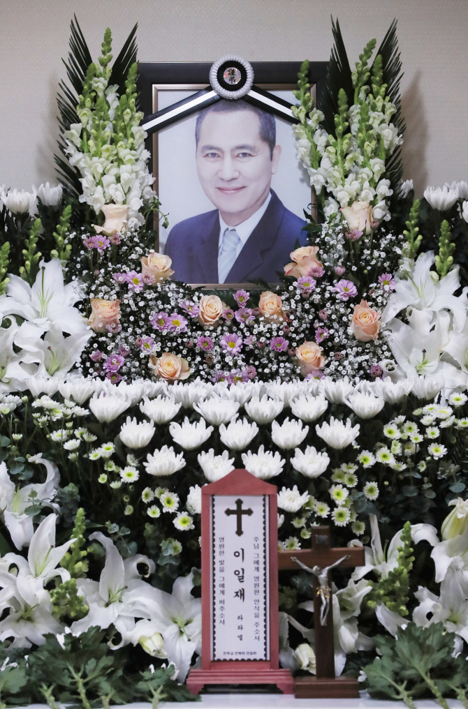 [포토] 영정 속 환하게 웃는 배우 이일재