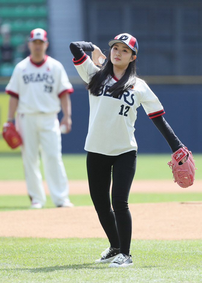 [포토] 'SKY캐슬의 예서' 시구