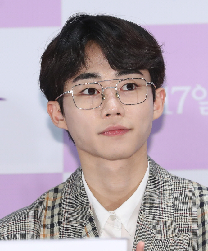 박지빈, 안경 하나로 분위기 변신