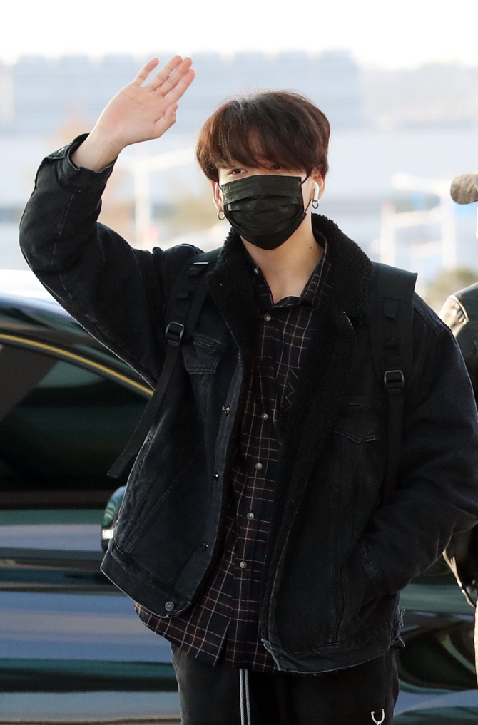 방탄소년단 정국, 여심 흔드는 손인사