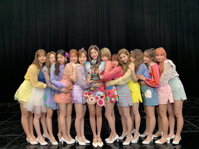 아이즈원 ‘비올레타’, 음악방송 3관왕