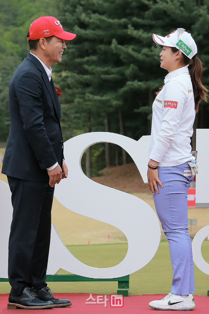 [포토] 크리스 패션 우진석 회장과 최혜진 '우승 축하해요'