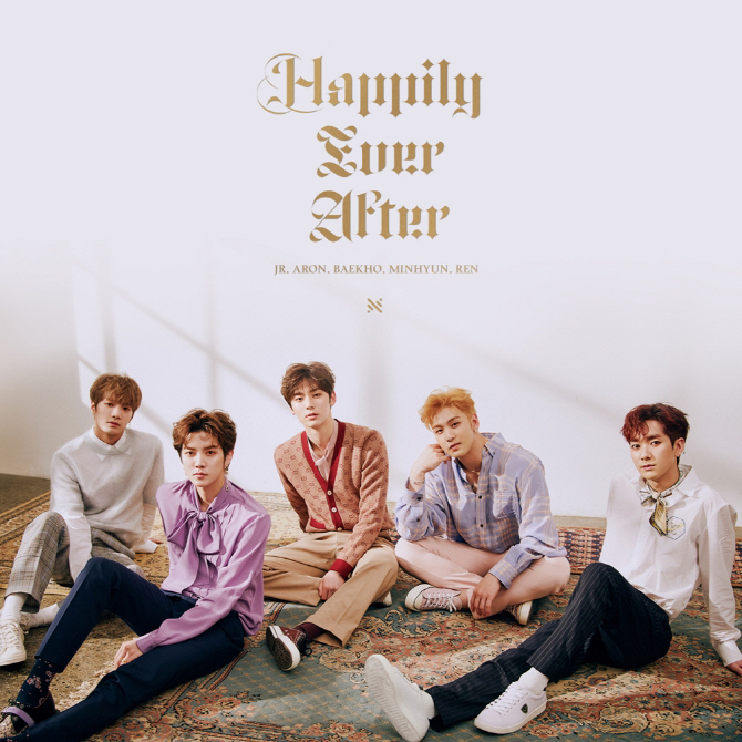 '3년만의 완전체' 뉴이스트, 4개 차트 1위 '화려한 귀환'