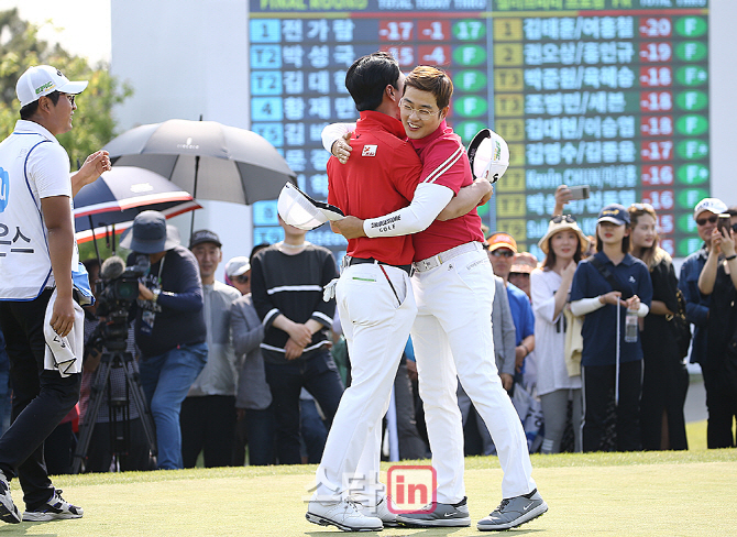 [포토]박광현,전가람 '우승 축하한다'