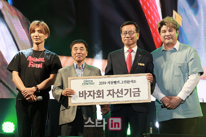 [포토] 이석호 대표 '바자회 자선기금 전달 이특 신동과 함께'