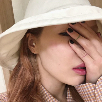 “무대는 끝까지”...현아, 연이은 사고에도 프로다운 대처