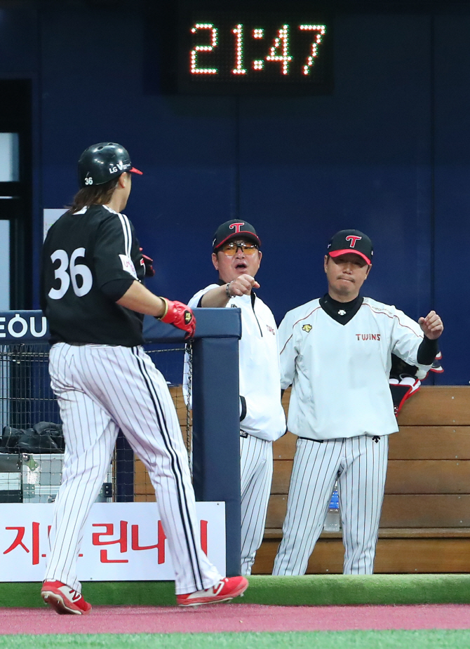 표정 밝아진 류중일 감독 "문광은·류제국 호투로 투수 고민 덜어"